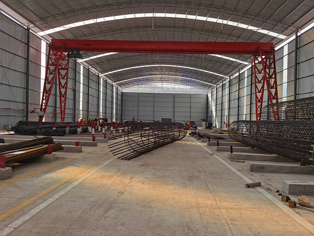 上包下花钢筋棚龙门吊